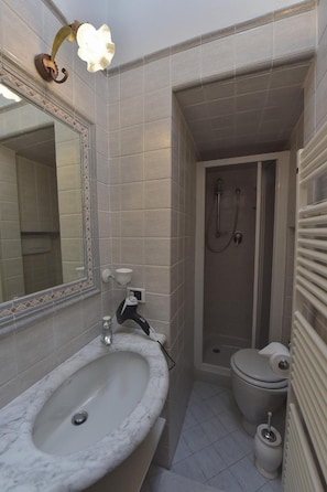 Douche, articles de toilette gratuits, sèche-cheveux