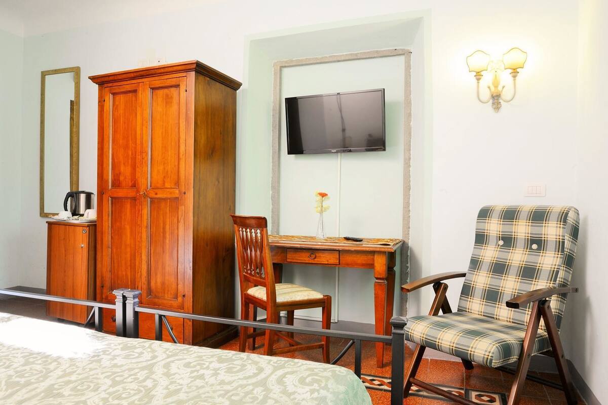 Down duvets, in-room safe, blackout curtains, soundproofing
