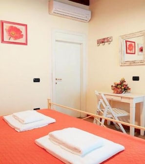Down comforters, in-room safe, blackout drapes, soundproofing - Sani Tourist House (Florence)