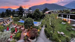 Ein Resort mit Pool, Liegebereichen und Bergblick.