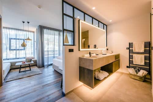 Oldtimer Suite | Badezimmer | Haartrockner, Bademäntel, Hausschuhe, Bidet