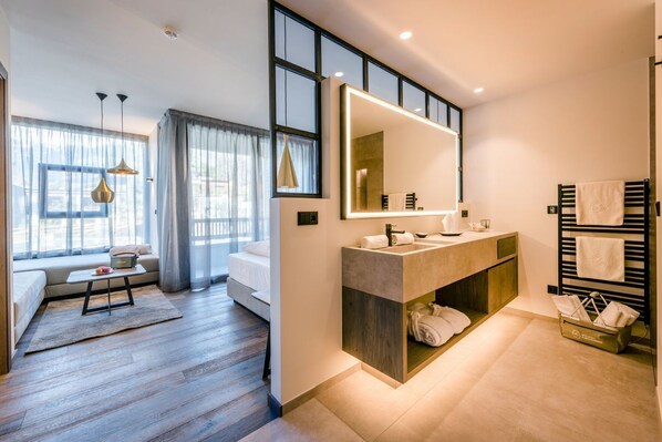 Oldtimer Suite | Kamar mandi | Pengering rambut, jubah mandi, sandal, dan kloset
