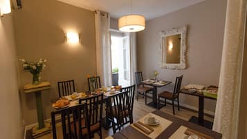 Desayuno continental diario (EUR 7 por persona)