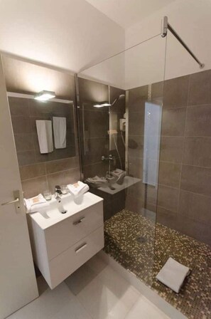 Superior Double or Twin Room | Bathroom | Hair dryer, towels - Hotel Carolina (Cannes)
