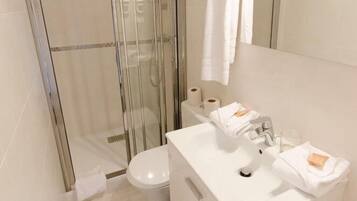 Máy sấy tóc, khăn tắm