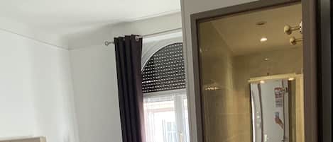 Habitación triple Confort | Caja de seguridad en la habitación, escritorio y insonorización