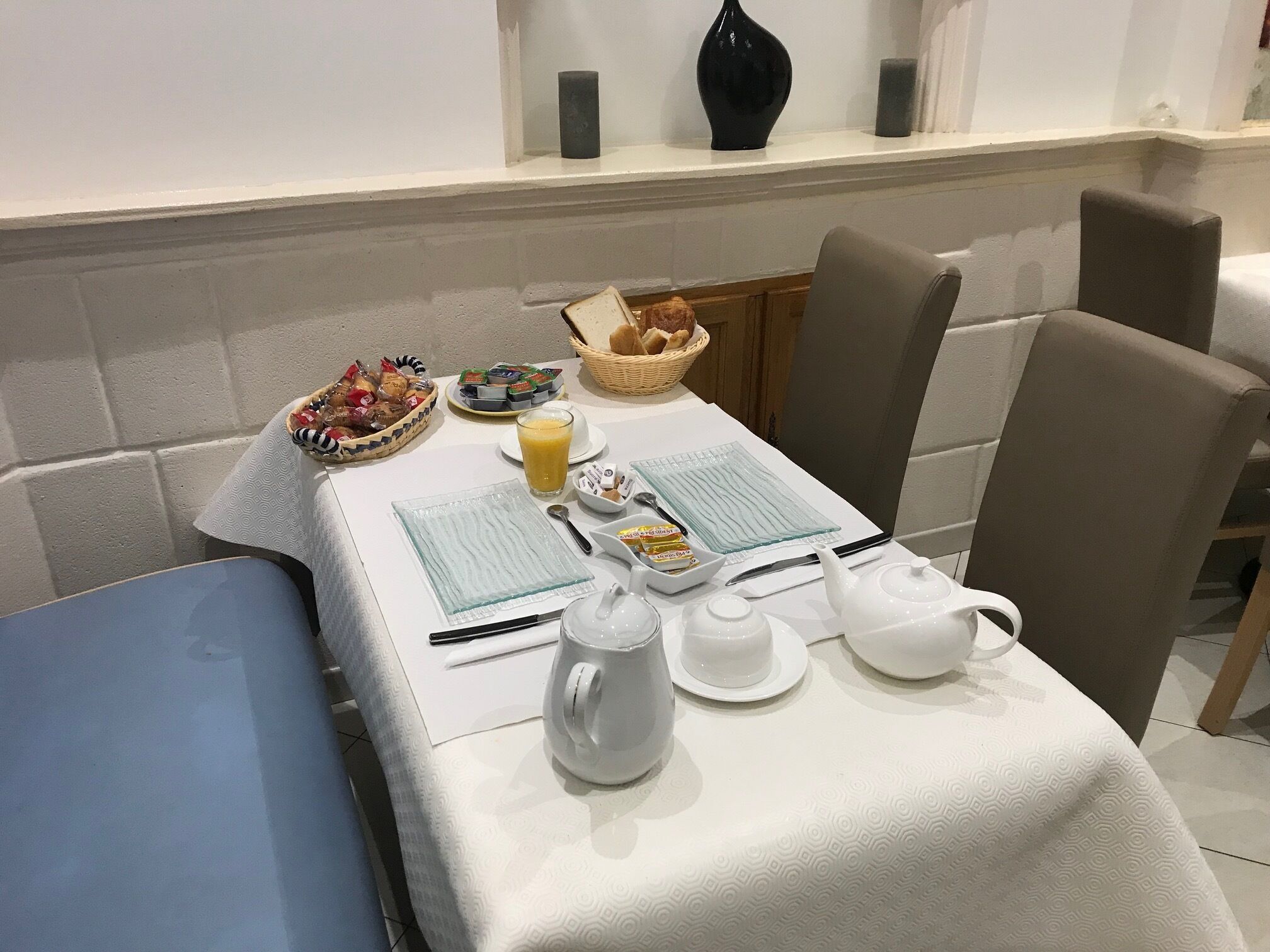 daily continental breakfast (eur 9.5 per person)