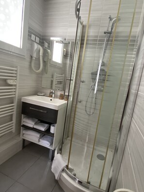 Comfort Triple Room | Bathroom | Shower, hair dryer, towels, soap - Hotel Lutetia (Cannes)