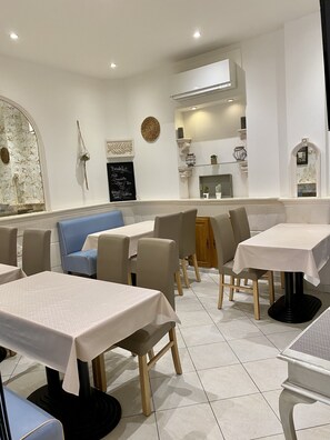 Daily continental breakfast (EUR 9.5 per person) - Hotel Lutetia (Cannes)