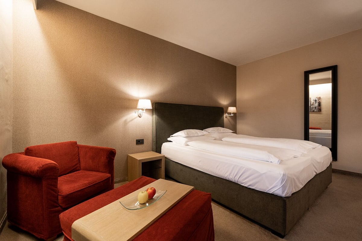 Chambre Double | Minibar, coffres-forts dans les chambres, bureau, rideaux occultants