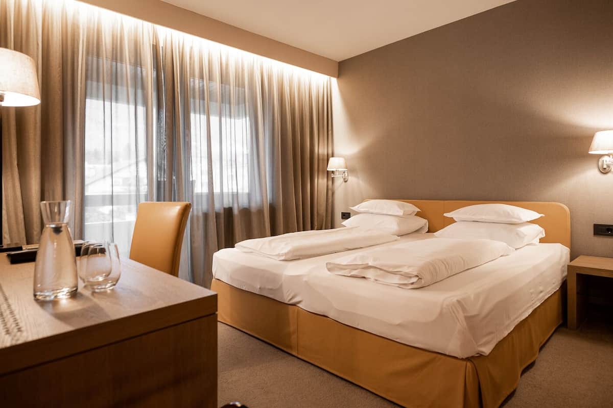 Suite | Minibar, coffres-forts dans les chambres, bureau, rideaux occultants