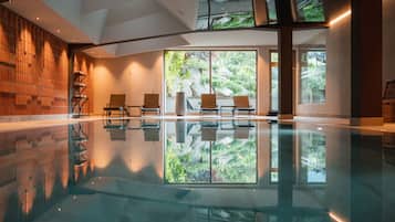 Innenpool, Außenpool, Sonnenschirme, Liegestühle