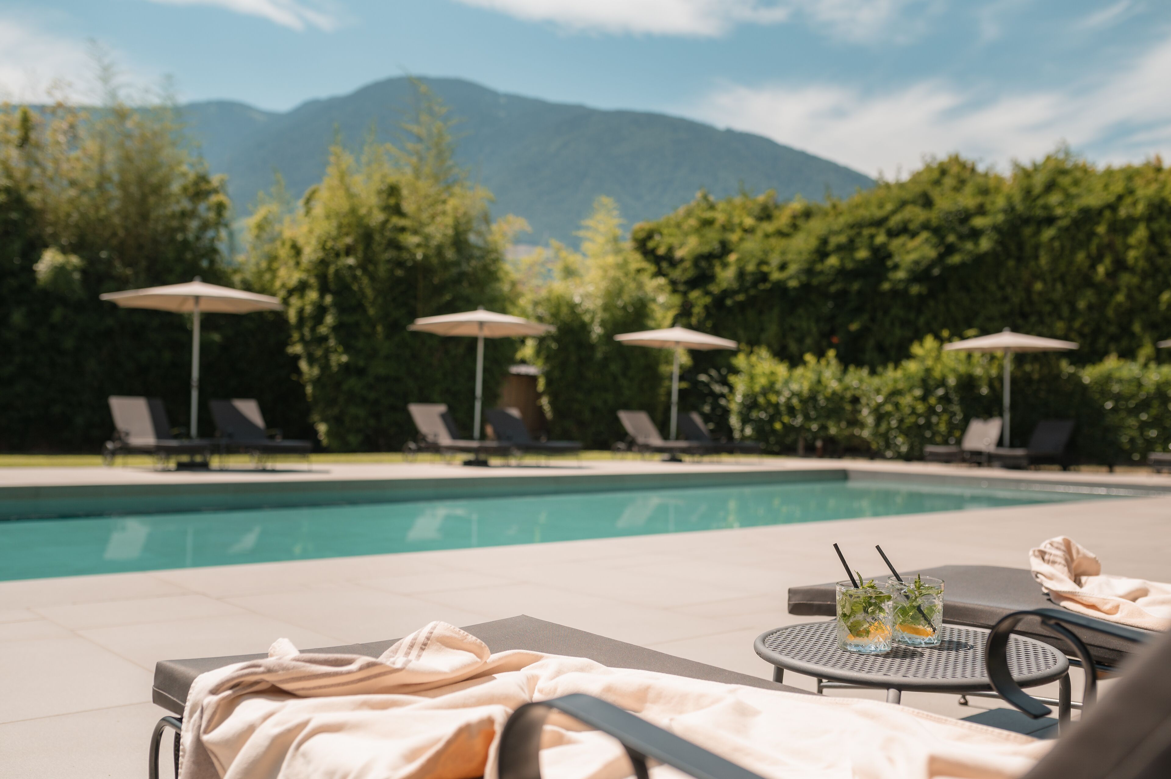 Piscine couverte, piscine extérieure, parasols de plage, chaises longues