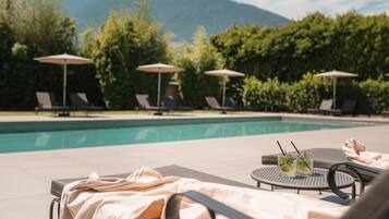 Innenpool, Außenpool, Sonnenschirme, Liegestühle