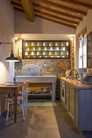 Apartament Deluxe | Cuina privada | Frigorífic gran, placa de cuina, rentaplats i cafetera exprés