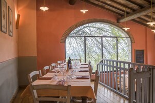 Aperto a cena, cucina regionale, con tavoli all'aperto 