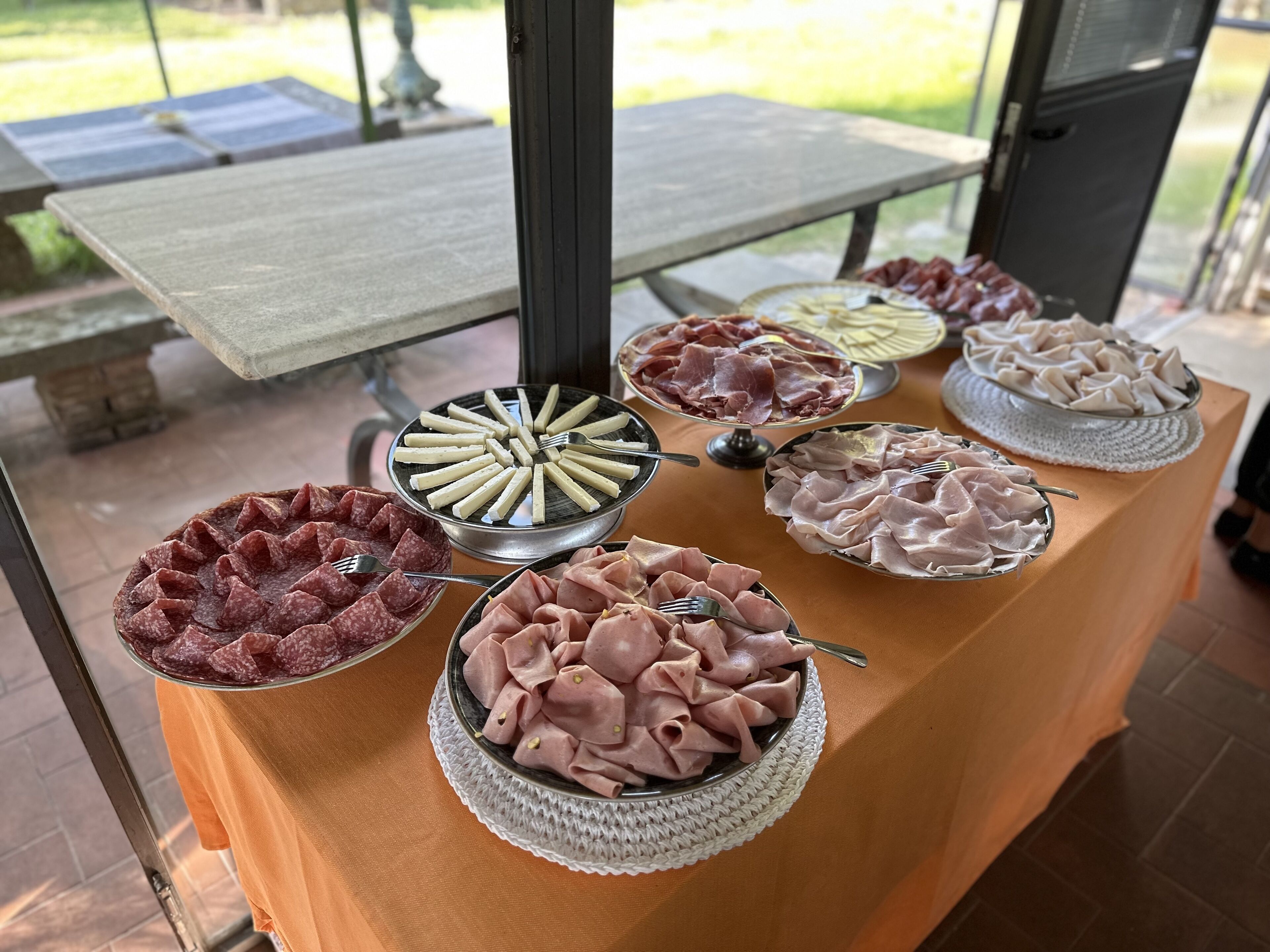 Eine Anordnung verschiedener Fleischsorten auf Servierplatten.
