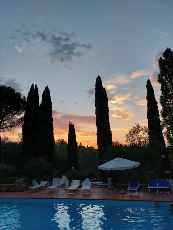 Piscina a l'aire lliure de temporada (horari: 09:00-20:00) i para-sols