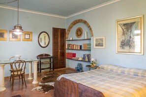 Comfort studio | Individueel gedecoreerd, individueel gemeubileerd, een bureau