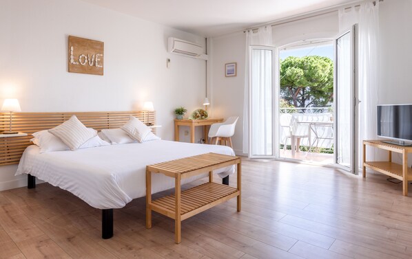 Caja de seguridad en la habitación y escritorio