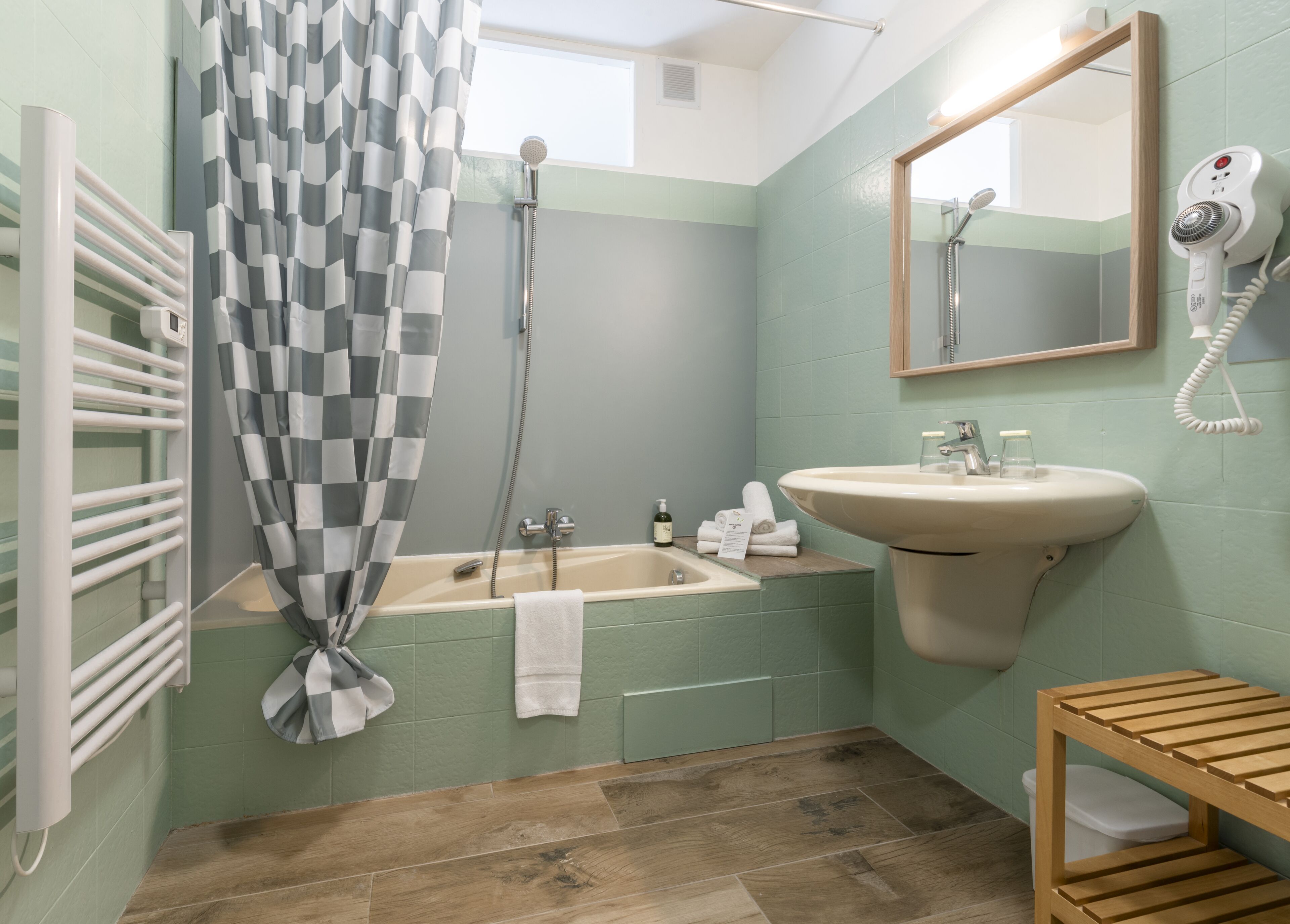 combined shower/bathtub, free toiletries, hair dryer, towels