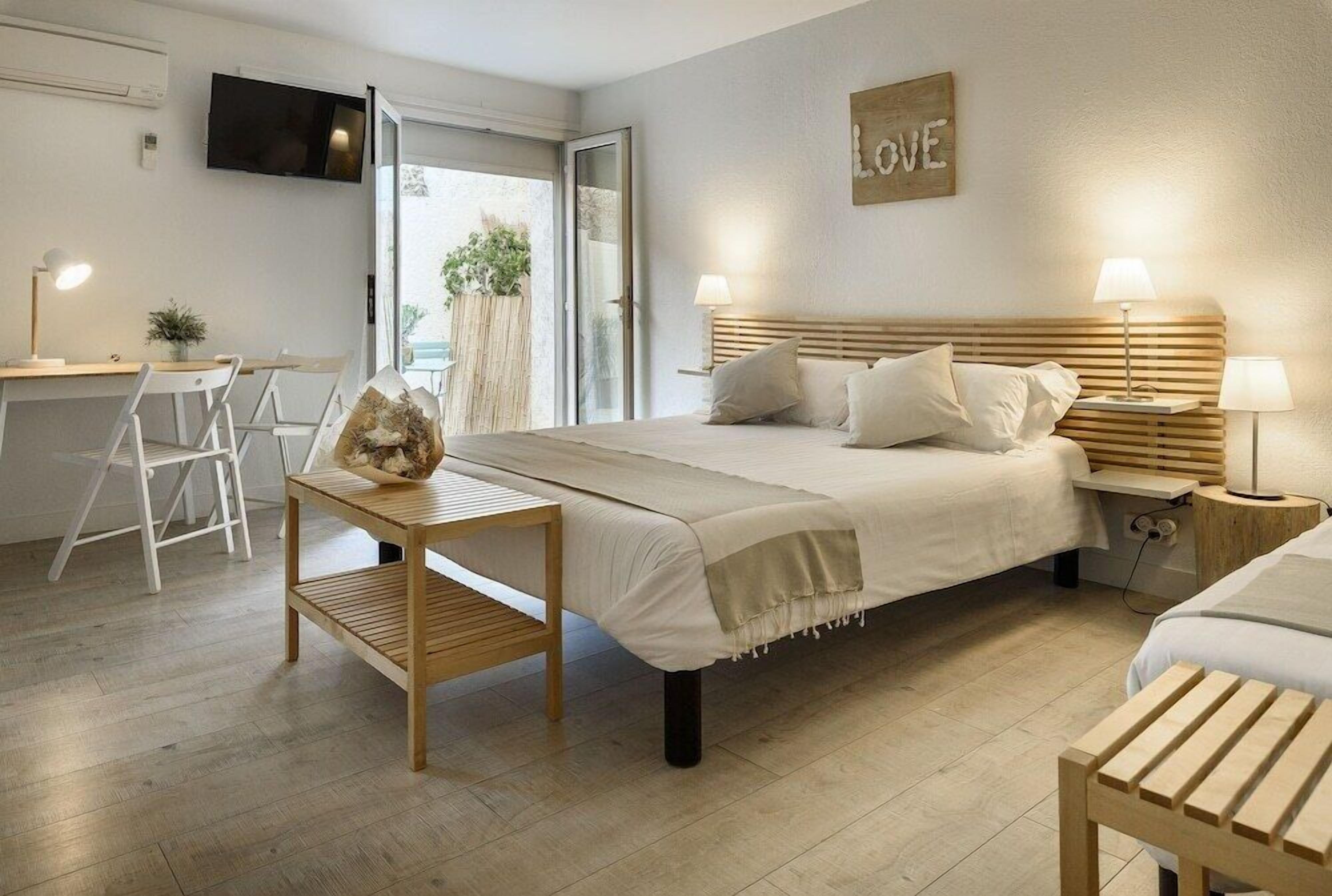 In-room safe, desk, iron/ironing board, cribs/infant beds