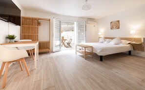 In-room safe, desk, iron/ironing board, cots/infant beds - Hotel & Studios ASTOR (Antibes)