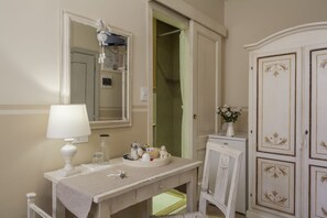 Einzelzimmer, Kühlschrank, zum Innenhof hin | Ausblick vom Zimmer