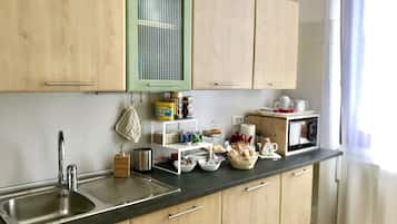 Einzelzimmer, Kühlschrank, zum Innenhof hin | Gemeinschaftsküche | Kühlschrank, Mikrowelle, Wasserkocher mit Kaffee-/Teezubehör