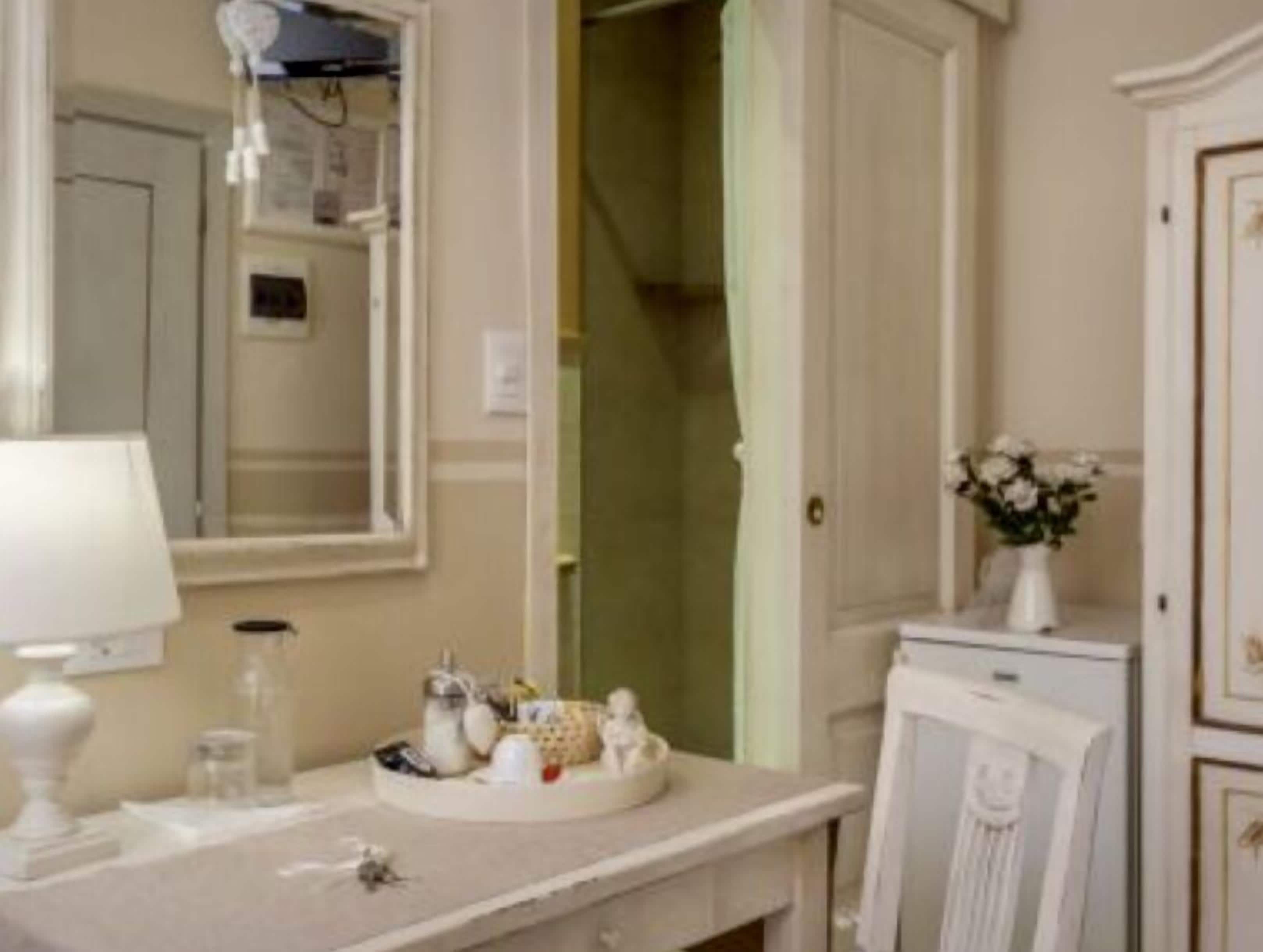 单人房, 冰箱, 庭院 | 高档床上用品、羽绒被、记忆海绵床垫、办公桌