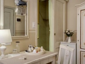 Einzelzimmer, Kühlschrank, zum Innenhof hin