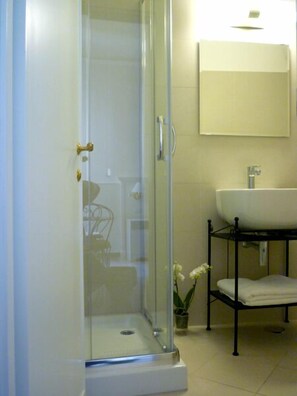 Articles de toilette gratuits, sèche-cheveux, serviettes fournies