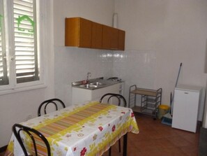 Fridge, stovetop, cookware/dishes/utensils - XXVII Aprile Bed & Car (Florence)