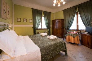 Minibar, coffre-fort, décor unique, bureau