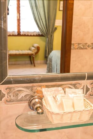 Dusche, kostenlose Toilettenartikel, Haartrockner, Hausschuhe