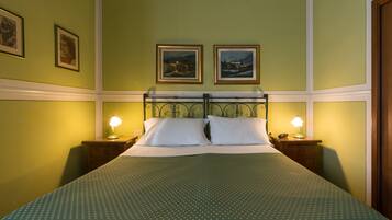 Dreibettzimmer | Minibar, Zimmersafe, individuell dekoriert, Schreibtisch