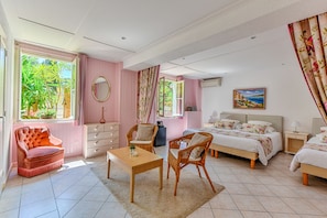 Premium bedding, minibar, in-room safe, individually decorated - Mas Djoliba (Antibes)