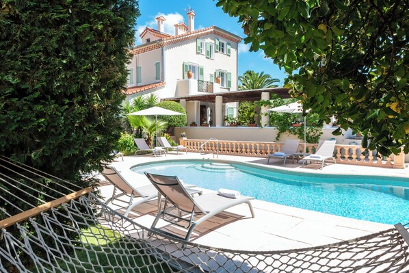 Outdoor pool, pool loungers - Mas Djoliba (Antibes)