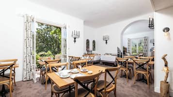 Petit déjeuner continental servi tous les jours en supplément