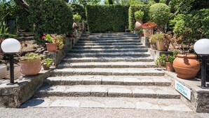 A stone staircase leading to a building with a sign reading "HOTEL DJOLIBA". - Mas Djoliba (Antibes)