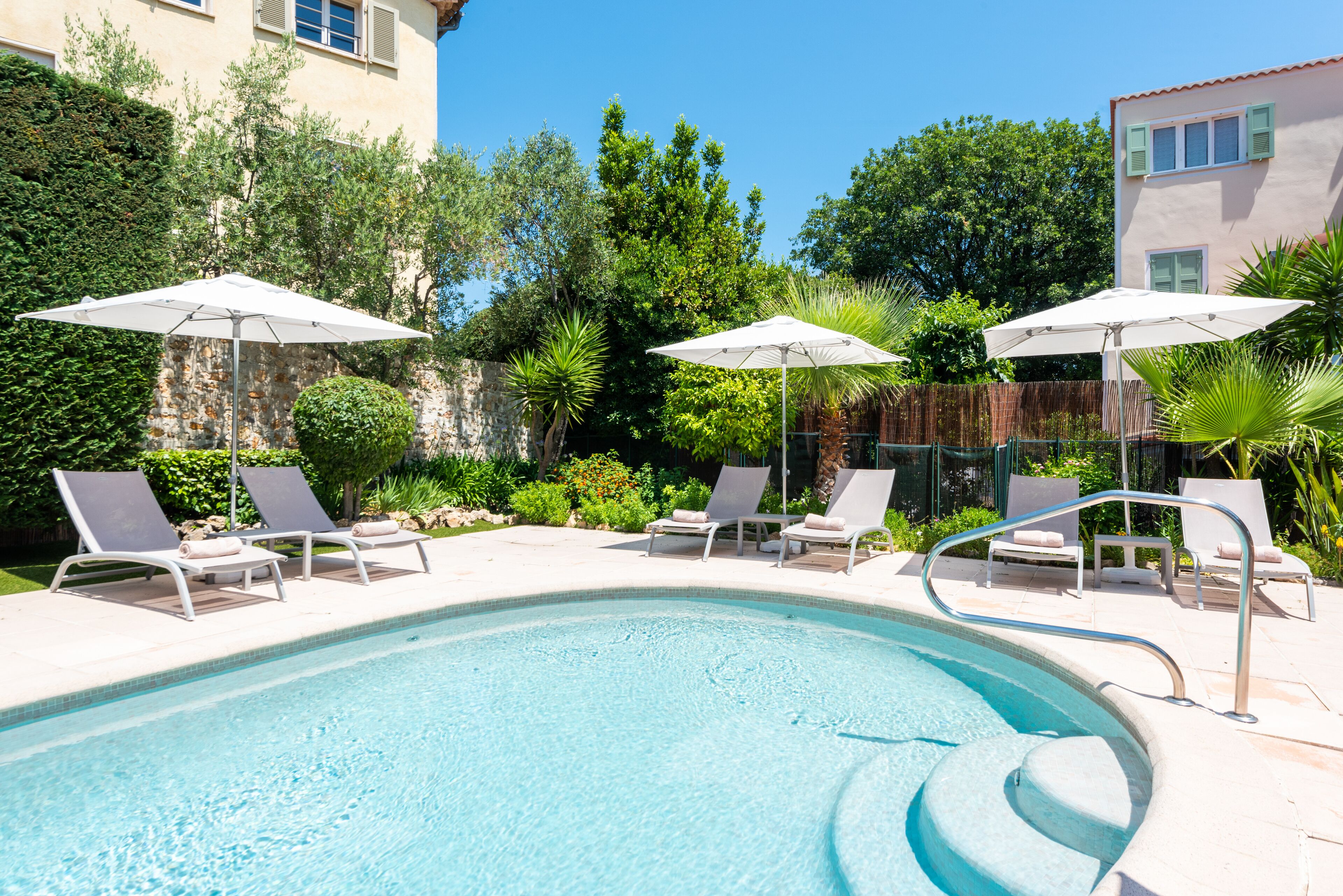 outdoor pool, pool loungers