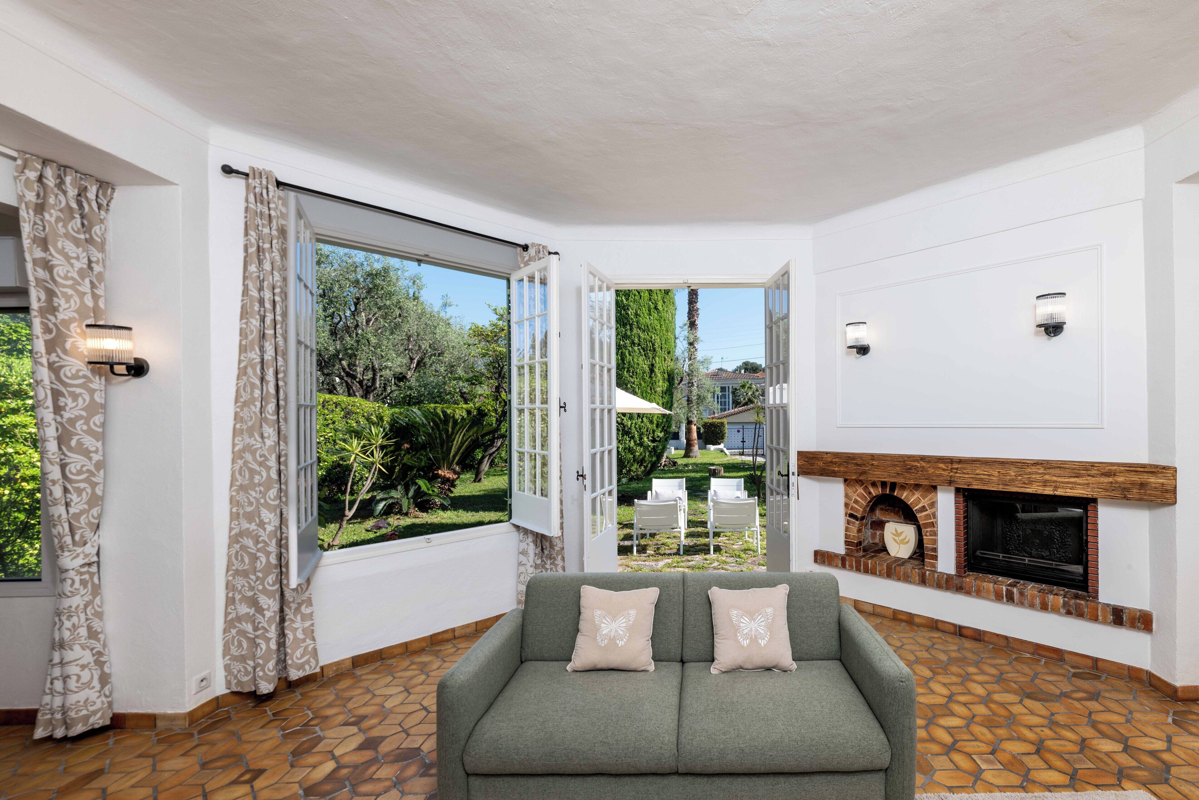 suite, garden view | living area | flat-screen tv