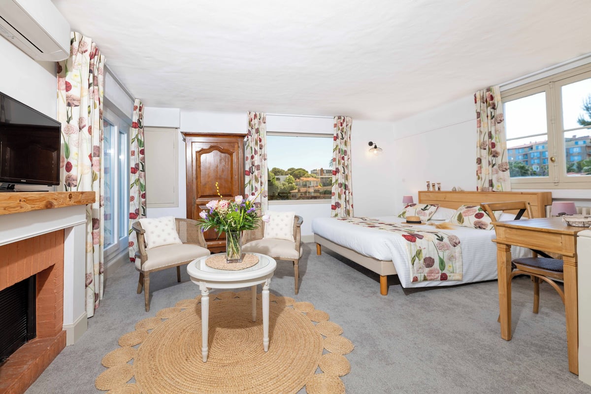 suite, sea view | 1 bedroom, premium bedding, minibar, in-room safe