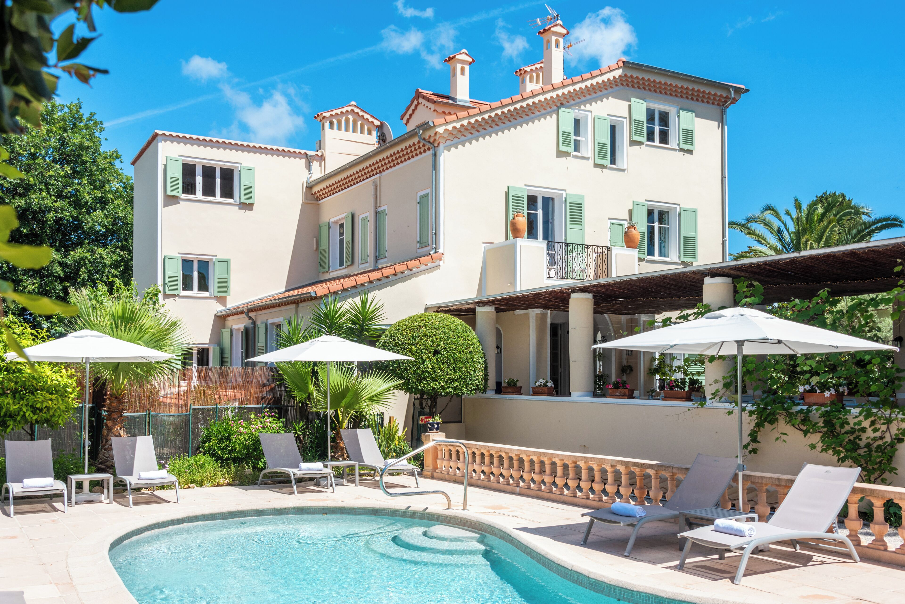 outdoor pool, pool loungers