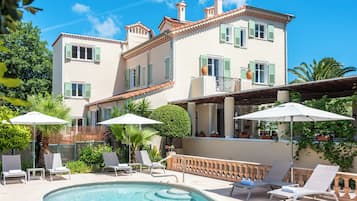 Outdoor pool, pool loungers