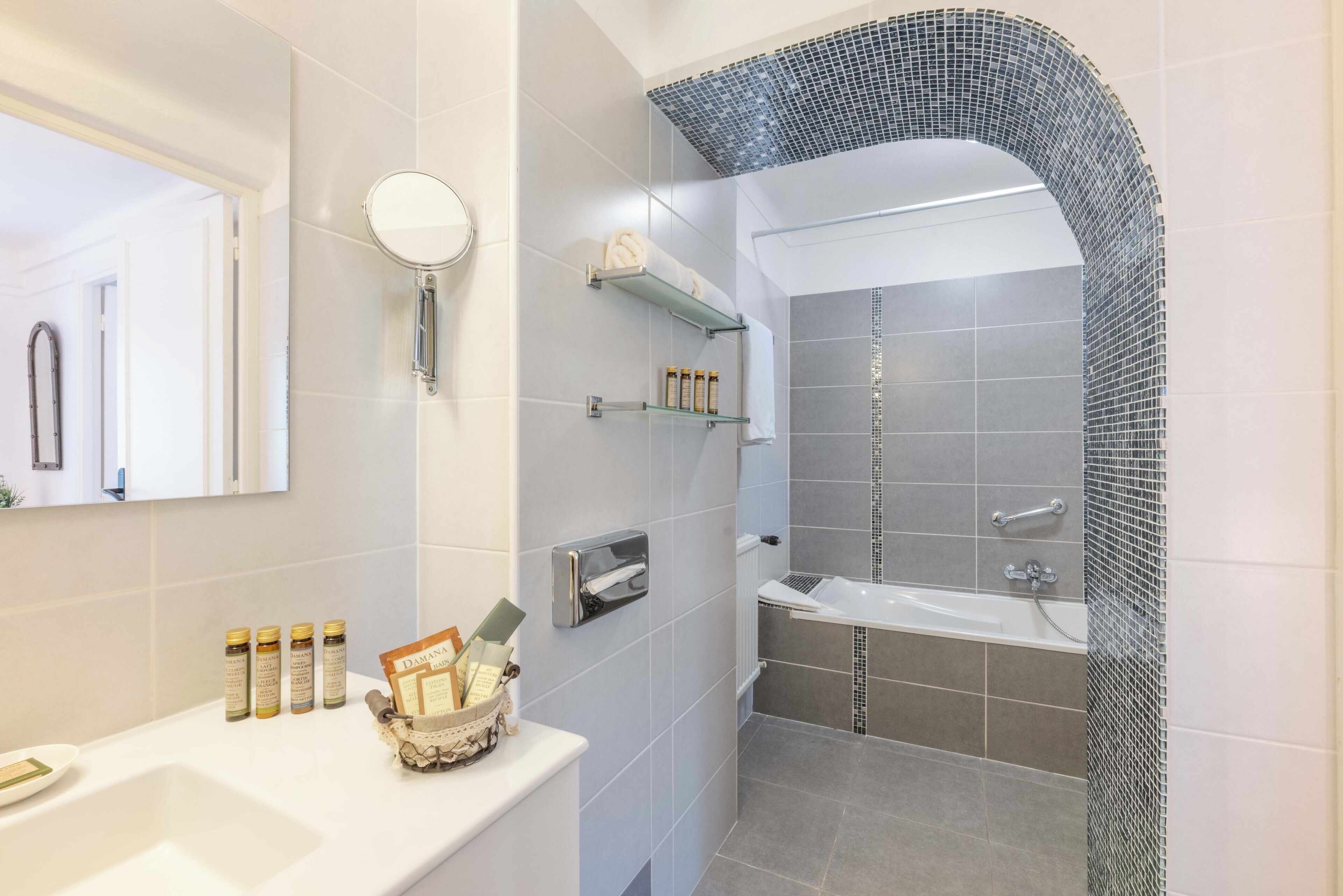 standard triple room | bathroom | free toiletries, hair dryer, towels