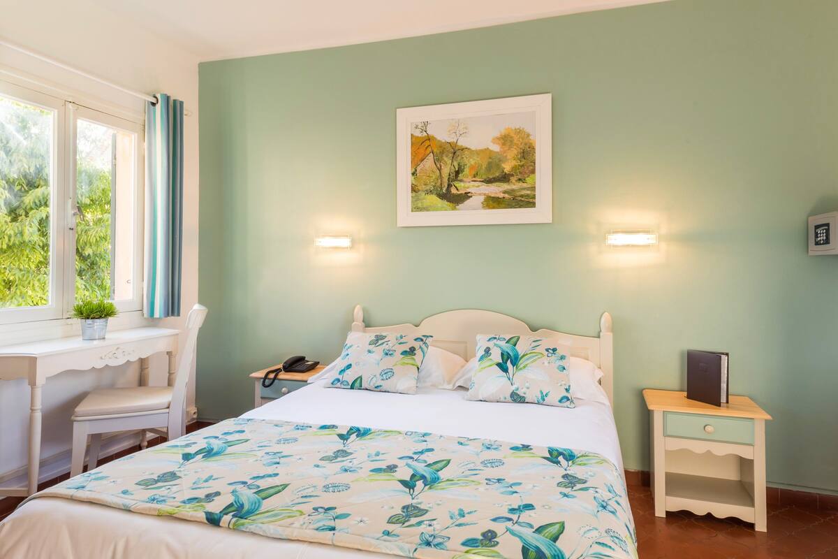 Single Room | Premium bedding, minibar, in-room safe, blackout drapes