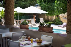 Daily continental breakfast for a fee - Mas Djoliba (Antibes)