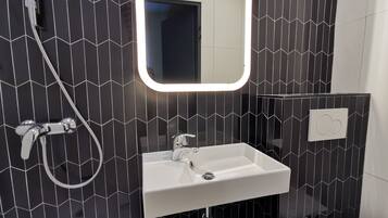 Habitación estándar doble | Baño | Secador de pelo y toallas