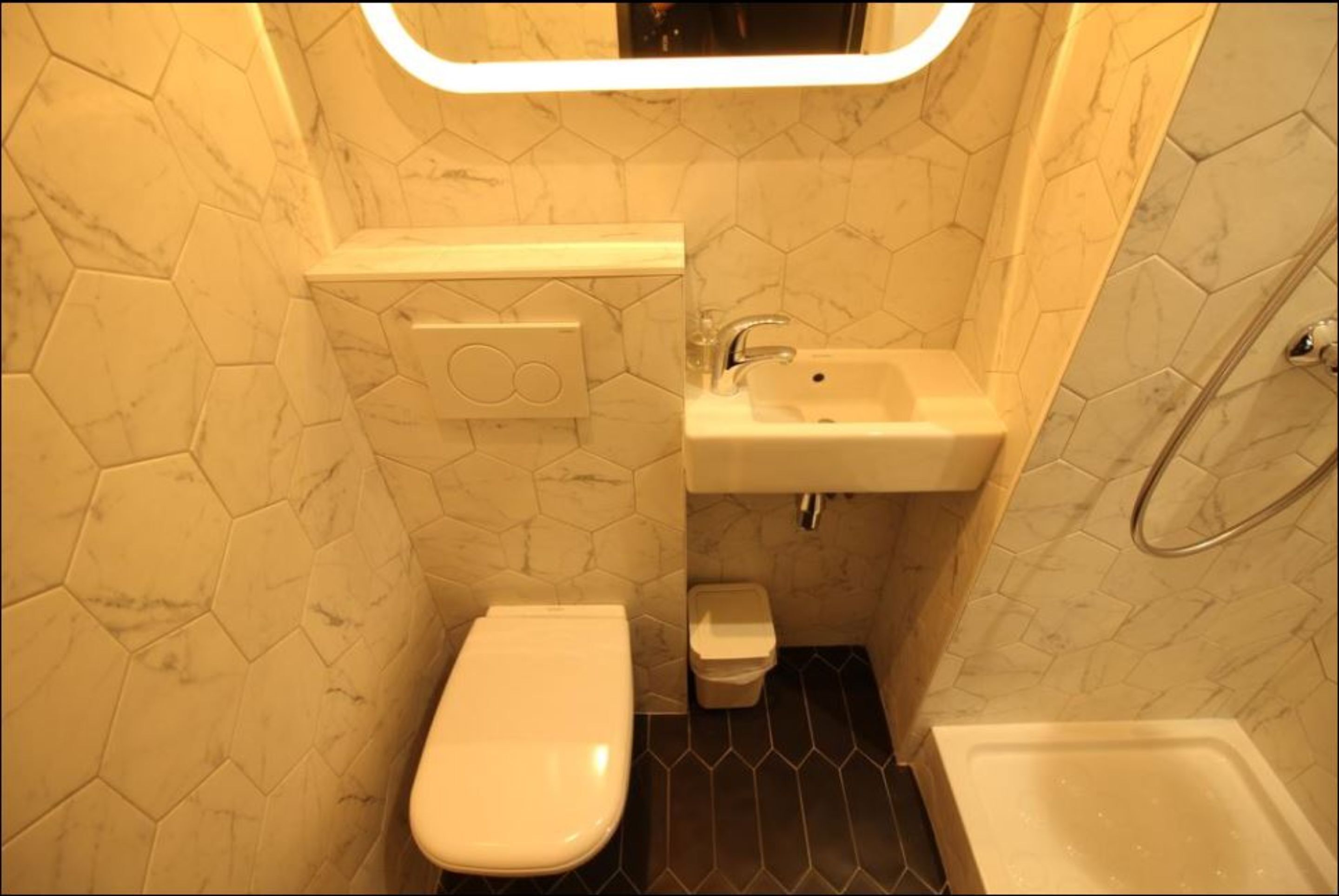 standard single room | bathroom | hair dryer, towels